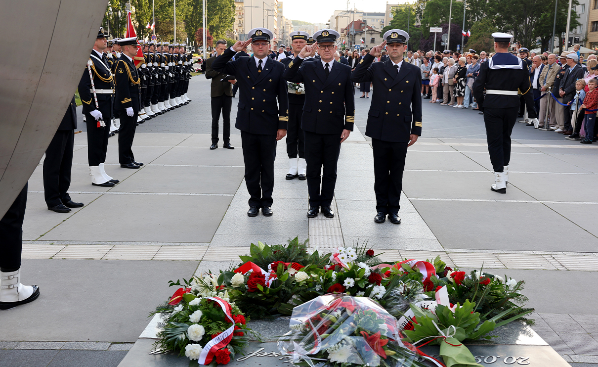 Uroczysty apel z okazji Święta Morza z udziałem UMG