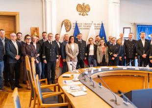 Zdjęcie grupowe w sali Senatu UMG