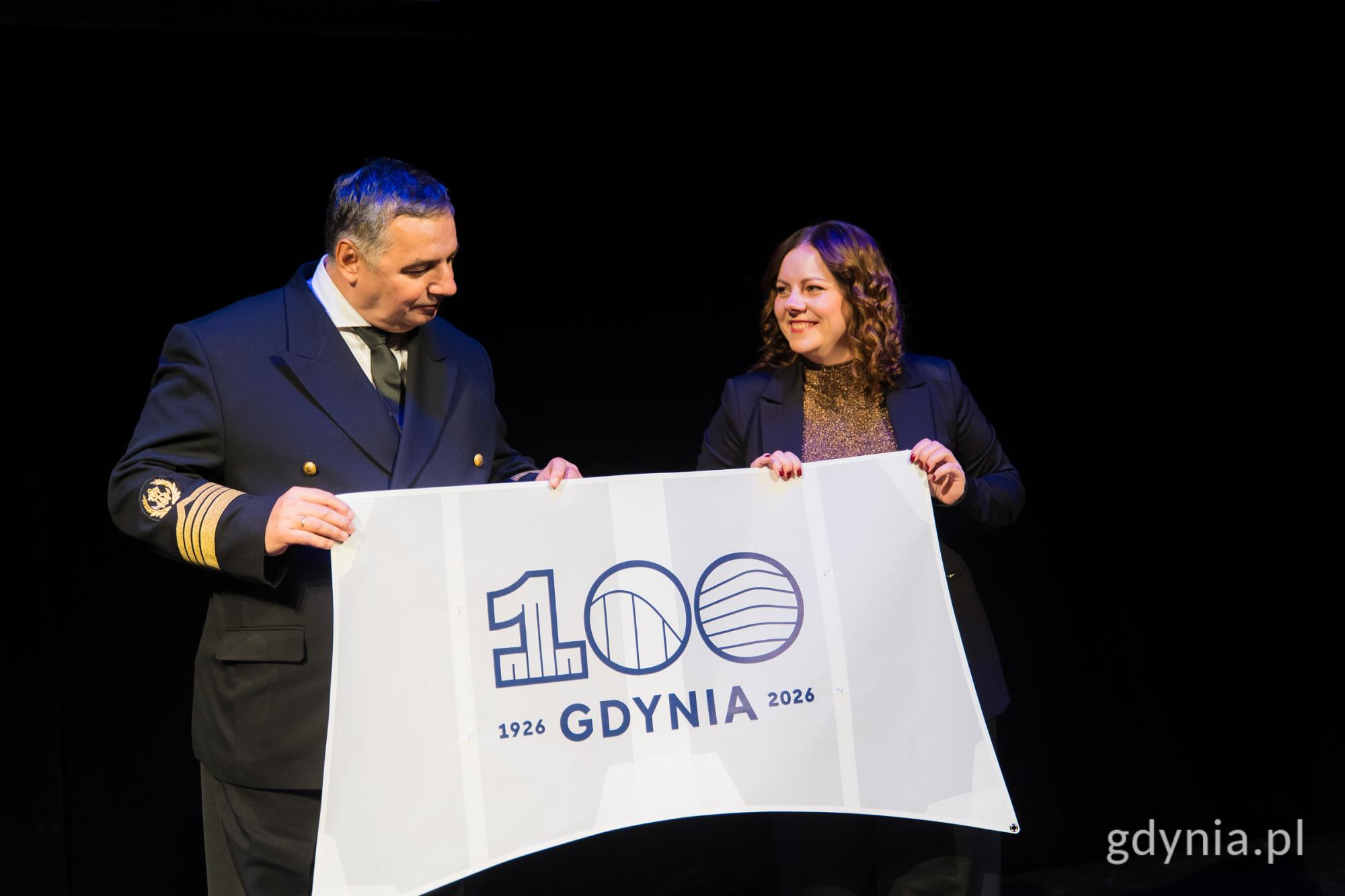 JM Rektor UMG odbiera żagiel stulecia z rąk prezydent Miasta Gdynia