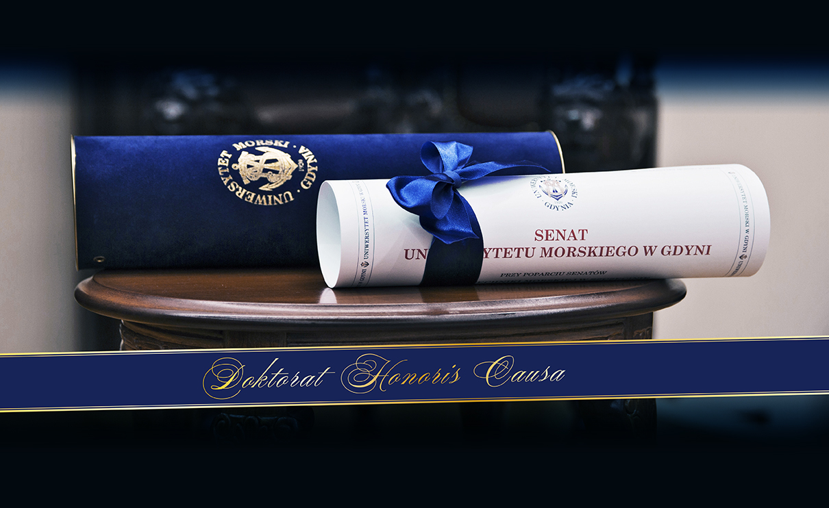 Dyplom DHC zwinięty w rolkę leżący na stoliku