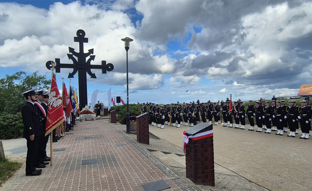 Kolejne tablice pamiątkowe odsłonięte w Og&oacute;lnopolskiej Alei Zasłużonych Ludzi Morza im. Marszałka J&oacute;zefa Piłsudskiego w Rewie
