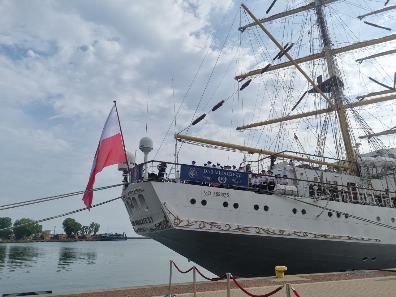 Podniesienie bandery na \"Darze Młodzieży\"