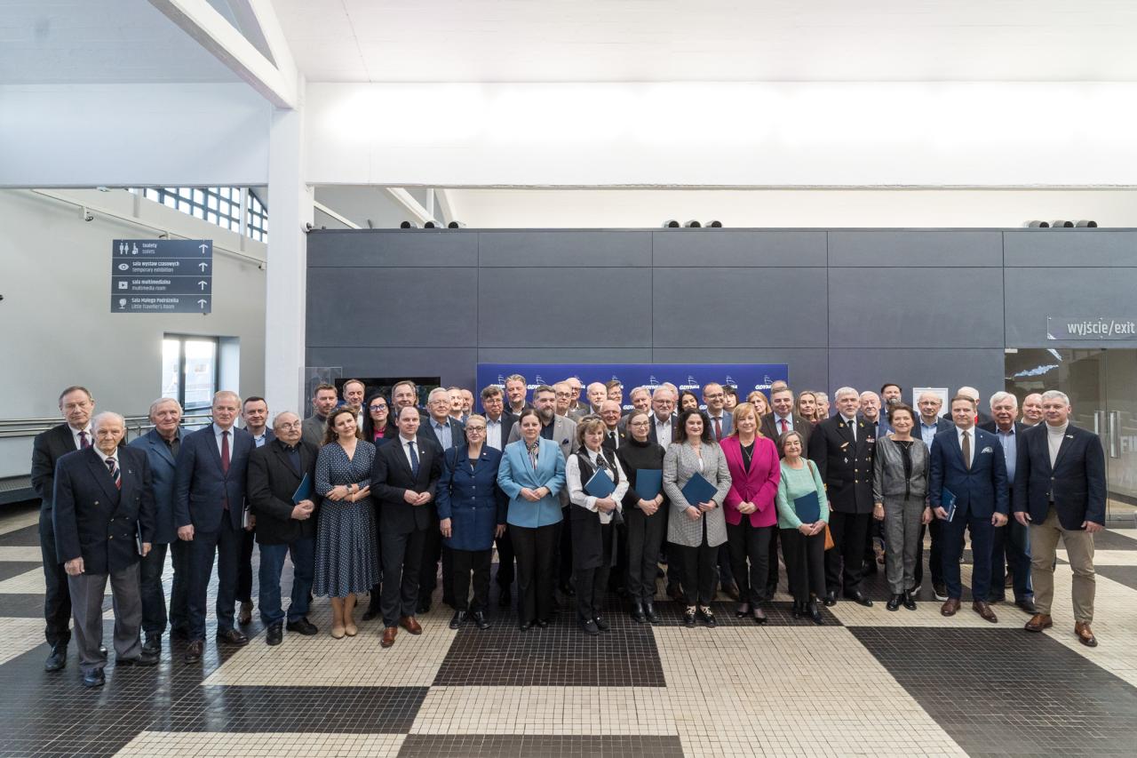 Zdjęcie grupowe z zebrania Komitetu Honorowego Obchod&oacute;w 100-lecia Gdyni