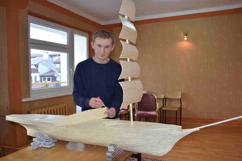 fot. Artur Szymczak; http://www.gazetalubuska.pl/wiadomosci/slubice/a/18letni-modelarz-buduje-najwiekszy-w-polsce-statek-z-zapalek-zdjecia-wideo,9849504/