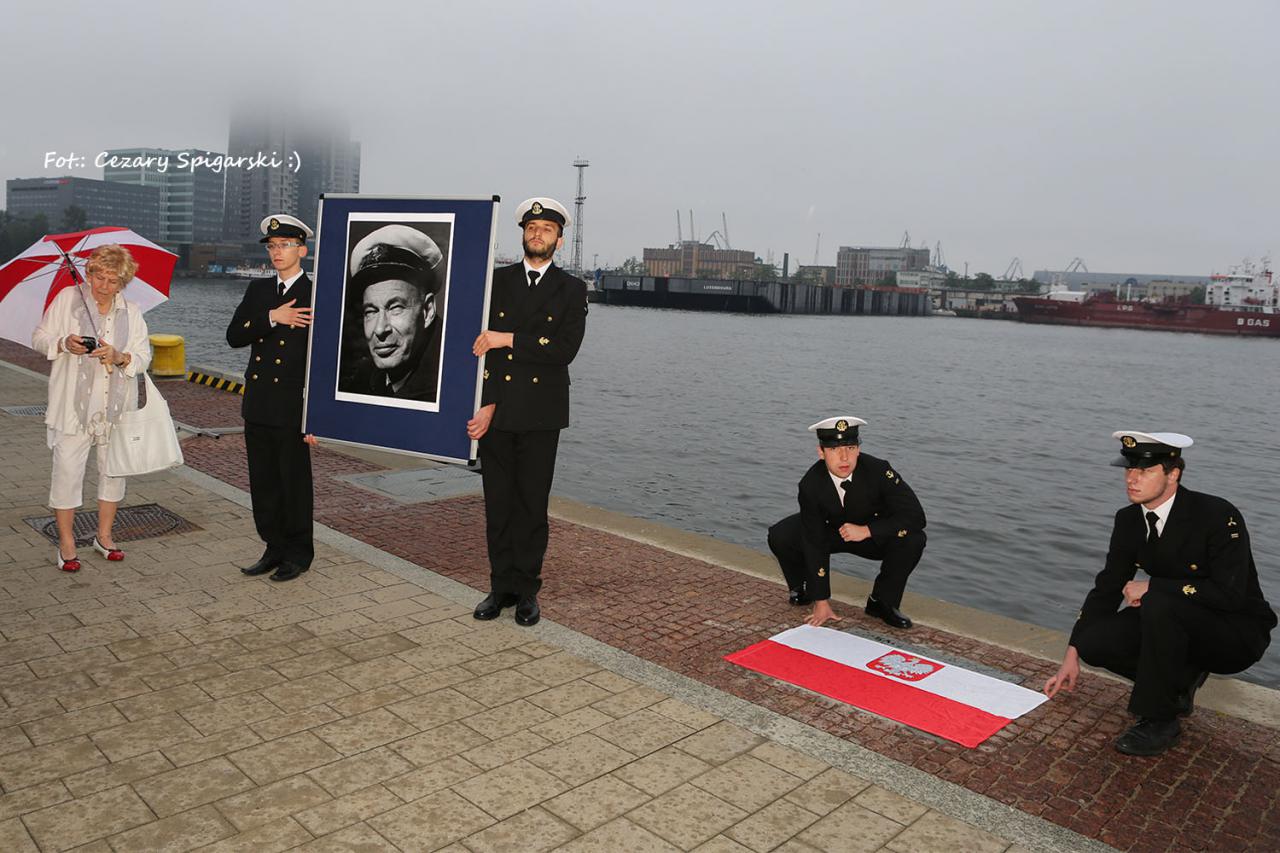 17.06.2016 - Nabrzeże Pomorskie, odsłonięcie tablicy upamiętniającej kapitana Wiktora Gorządka