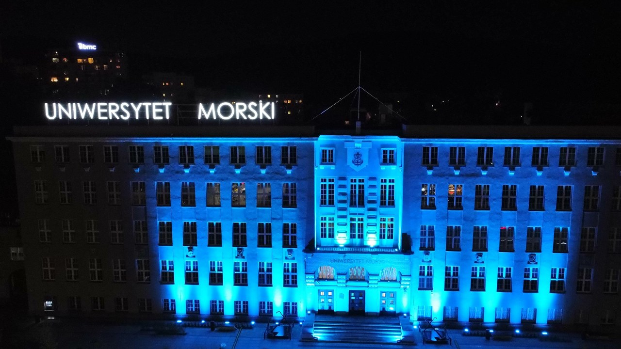 Budynki UMG w niebieskich barwach z okazji Światowego Dnia Morza