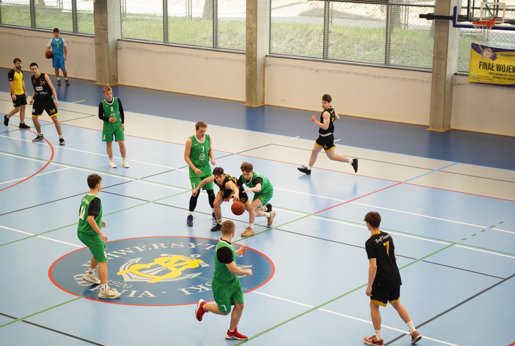 Finał wojew&oacute;dzkiej Licealiady w hali sportowej CSiR UMG