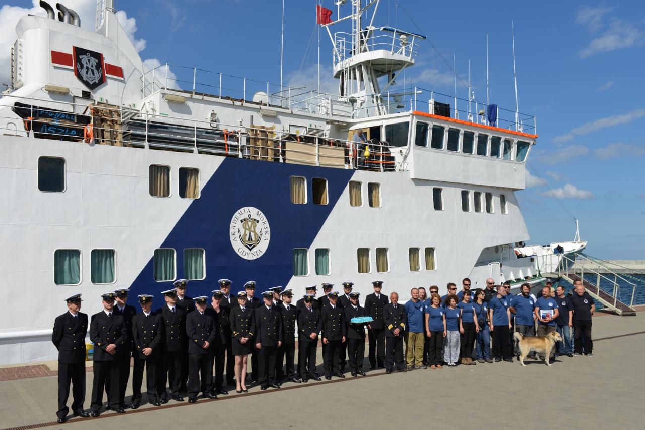 Studenci, polarnicy, załoga i...pies przed podróżą na Spitsbergen