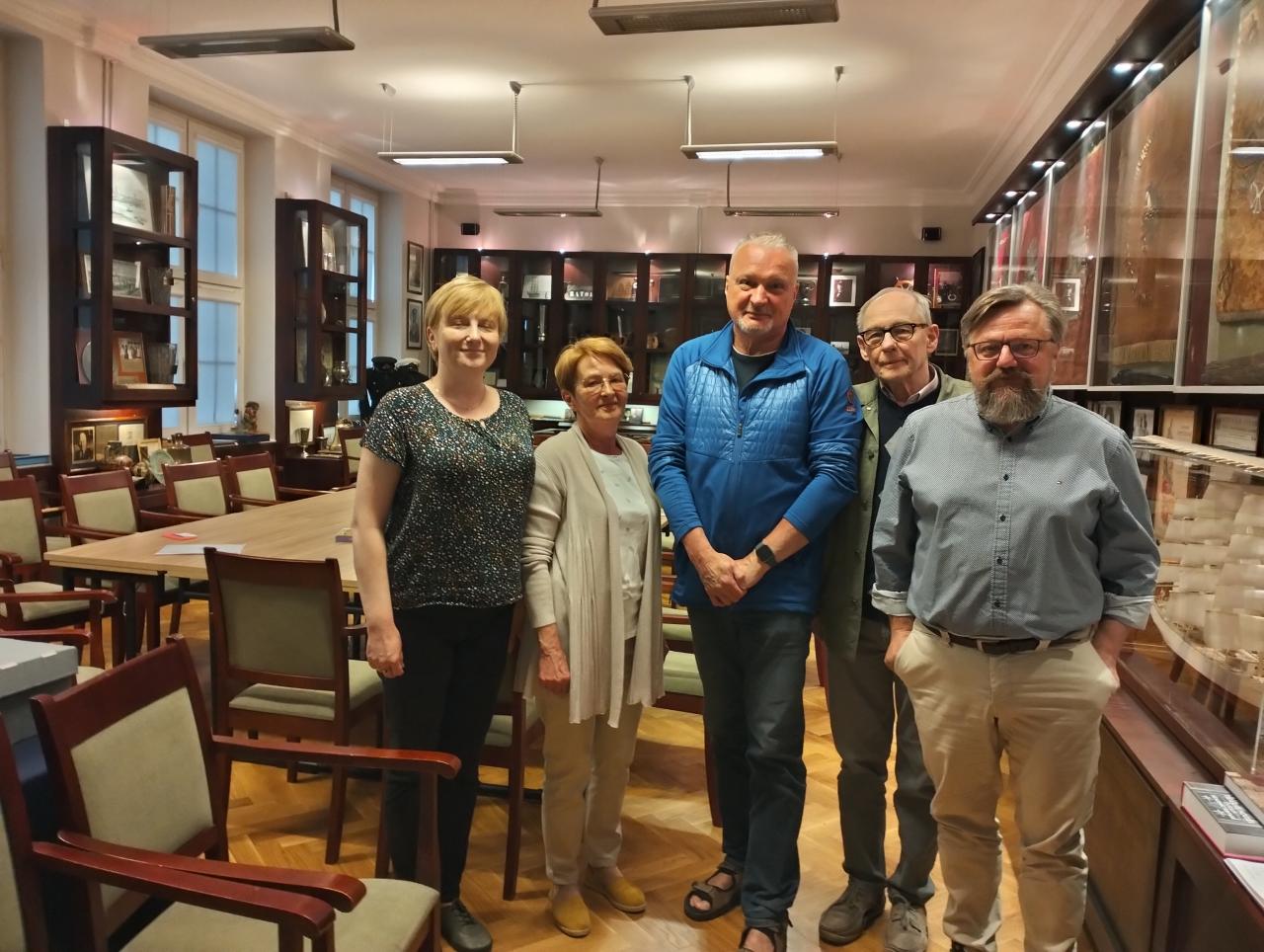 Fot. od prawej: Jacek Ochinowski ze stowarzyszenia Zabytkowa Gdynia, Bartłomiej Wodniak &ndash; siostrzeniec Czesława Nowaka &ndash; III oficera &bdquo;Wigier&rdquo;, Aleksander Witold Grabowski &ndash; prezes Stowarzyszenia Polonii Islandzkiej, Aleksandra Piętak oraz Joanna Stasiak