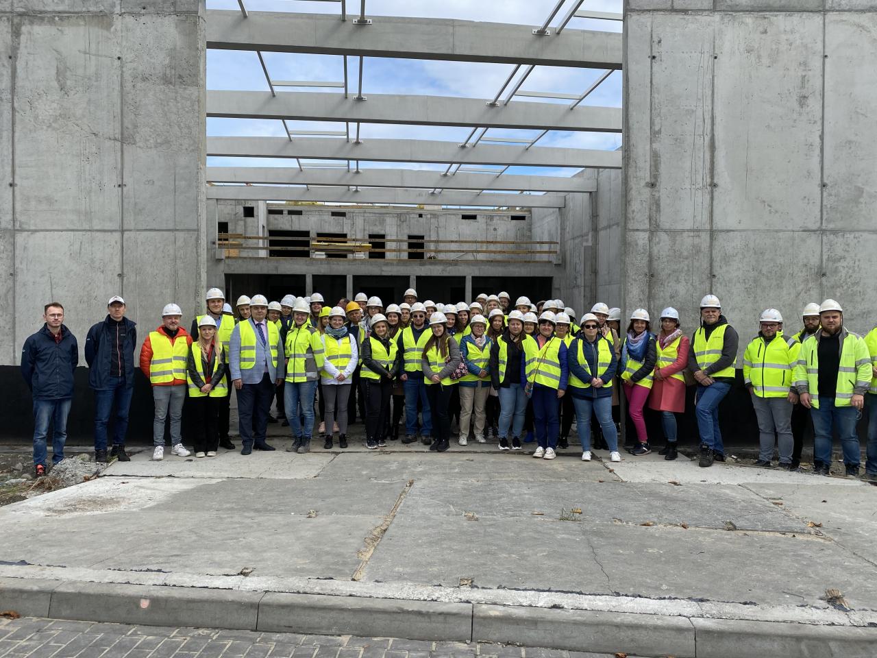 Wizyta pracownik&oacute;w Instytutu Morskiego na placu budowy Centrum Offshore