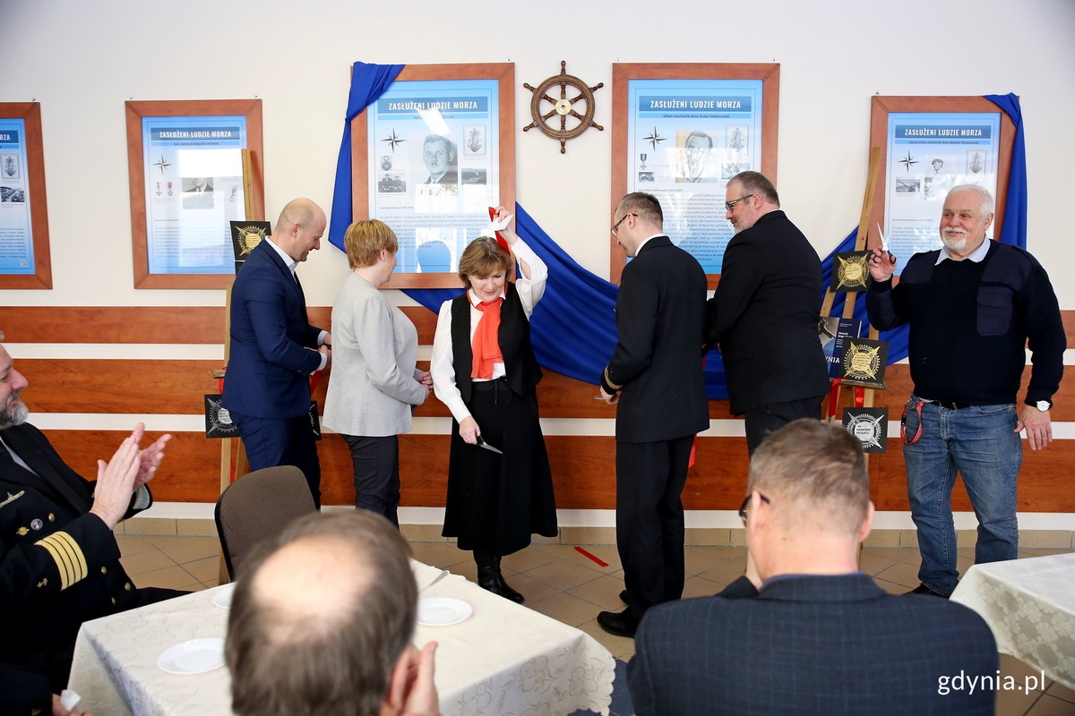 Aleja absolwent&oacute;w UMG w I ALO im. Zasłużonych Ludzi Morza w Gdyni