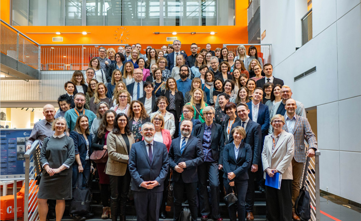 Zdjęcie grupowe. Alma w FarU - relacja z drugiego dnia spotkania. Fot. M. Jakubowski/Zesp&oacute;ł Prasowy UG