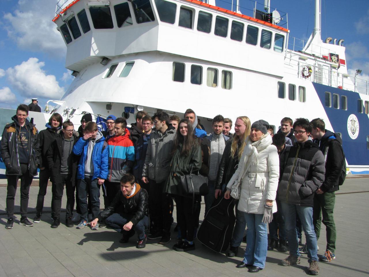 Uczniowie na statku szkolnym \"Horyzont II\"