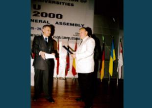26-29.06.2000 Stambuł, Turcja_prof. Bogumił łączyński odbiera dokument potwierdzający członkostwo Akademii Morskiej w Gdyni w strukturach IAMU od momentu założenia Stowarzyszenia