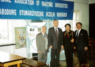 8.12.2000_Wystawa dedykowana IAMU zorganizowana w murach Akademii Morskiej w Gdyni_od prawej sekretarz IAMU Hisashi Yamamoto z żoną, prof. Kamil Osman Sag ITU Turcja, prof. Oney ITU, Turcja