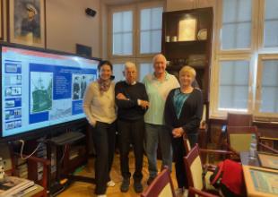 Tadeusz Ciundziewicki w Sali Tradycji UMG z c&oacute;rką i mieszkającym w USA naszym absolwentem Wydziału Elektrycznego z 1988 roku Andrzejem Niemczykiem