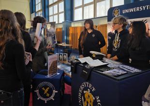 zdjęcie przedstawia stoisko Uniwersytetu Morskiego w Gdyni