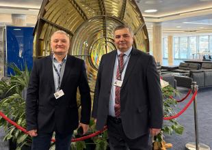 JM Rektor prof. dr hab. inż. kpt. ż.w. Adam Weintrit; Prodziekan ds. Morskich, Wsp&oacute;łpracy i Rozwoju Wydziału Nawigacyjnego dr inż. kpt. ż.w. Przemysław Wilczyński, prof. UMG &ndash; Wiceprzewodniczący Krajowej Sekcji HTW, Pełnomocnik Rektora Uniwersytetu Morskiego w Gdyni ds. STCW 