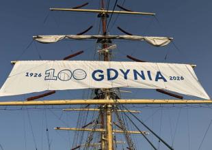 Żagiel stulecia na maszcie Daru Młodzieży