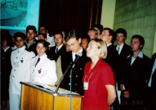 25.09.2002_AGA-3 w stanie Maine. Sesję prowadzi studentka z Kanady, Karen Duff, obok student Wydziału Nawigacyjnego AMG Sławomir Witaszewski