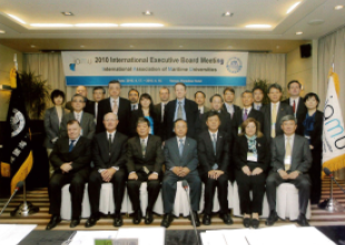 17-18.04.2010_Spotkanie przygotowawcze w Busan w Korei Pd, w pierwszym rzędzie pierwszy z lewej prof. Romuald Cwilewicz, Rektor AMG, w trzecim rzędzie drugi od lewej prof. Bogumił Łączyński