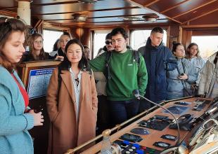 Studenci z Wrocławskiej Akademii Biznesu w Naukach Stosowanych z wizytą w UMG