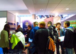 Stoisko Akademii Morskiej podczas targ&oacute;w edukacyjnych 