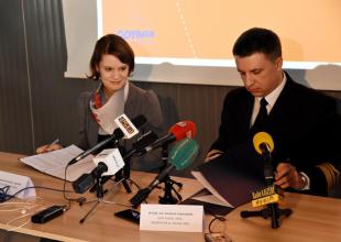 Podpisanie porozumienia między Gdynią i Akademią Morską podczas poniedziałkowej konferencji prasowej, fot. Jan Ziarnicki