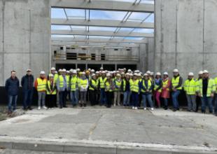 Wizyta pracownik&oacute;w Instytutu Morskiego na placu budowy Centrum Offshore