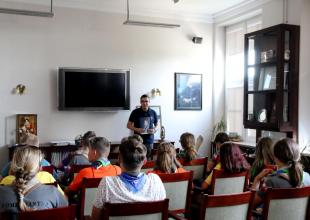 Harcerze w Sali Tradycji Akademii Morskiej