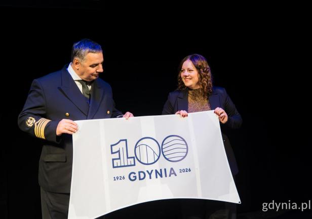 JM Rektor UMG odbiera żagiel stulecia z rąk prezydent Miasta Gdynia
