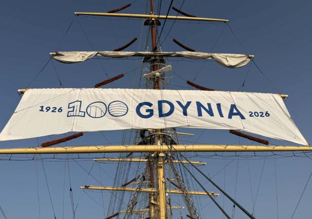Żagiel stulecia na maszcie Daru Młodzieży