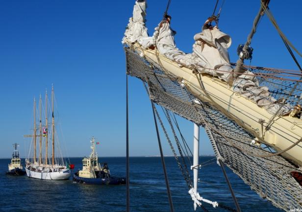 Przed dziobem \"Santa Maria Manuela\"