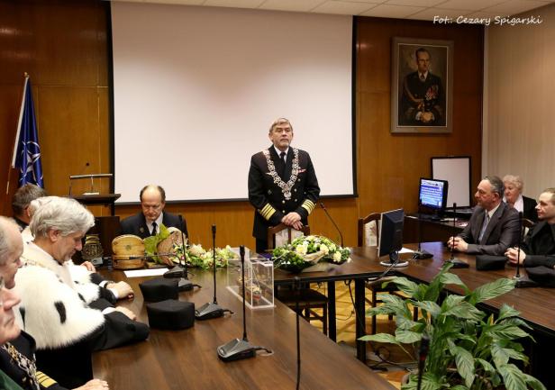 Nowy rektor występuje przed Senatem AMW