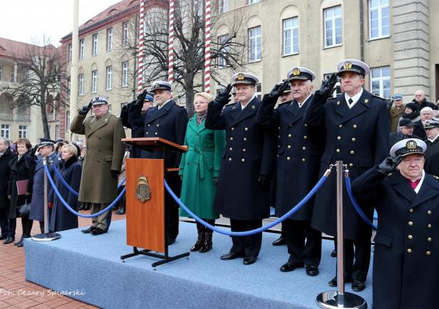 Wiceminister Obrony Narodowej  Beata Oczkowicz w towarzystwie odchodzącego i obejmującego funkcję rektora - komendanta AMW