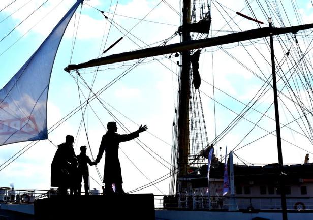 Pod pomnikiem emigrantów