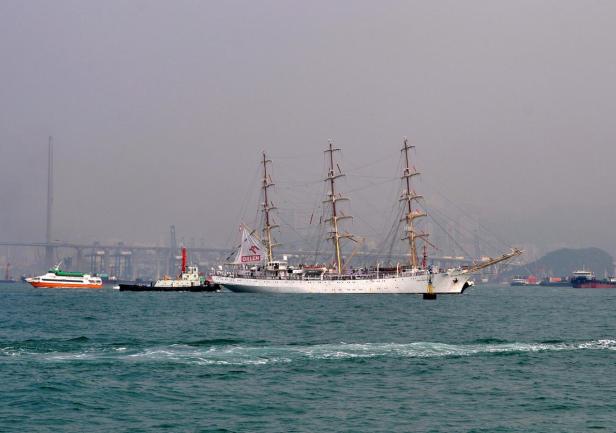 Manewry z Stonecutters Bridge w tle