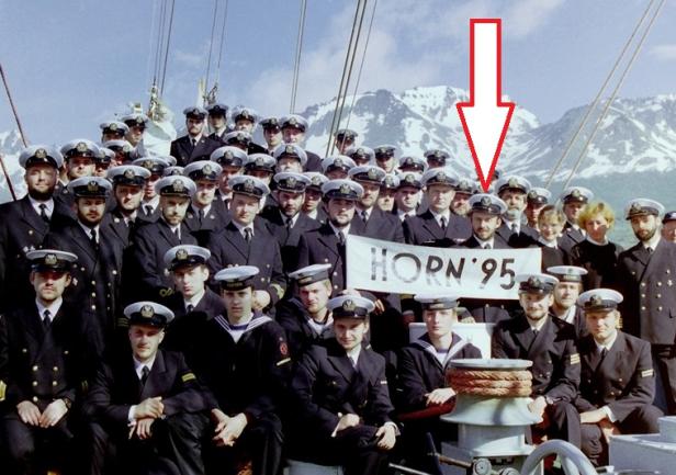 Pamiątkowa fotografia załogi ORP \"Iskra\" w rejonie Przylądka Horn