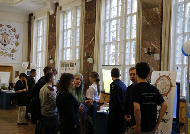 Prezentacje k&oacute;ł naukowych AMG.