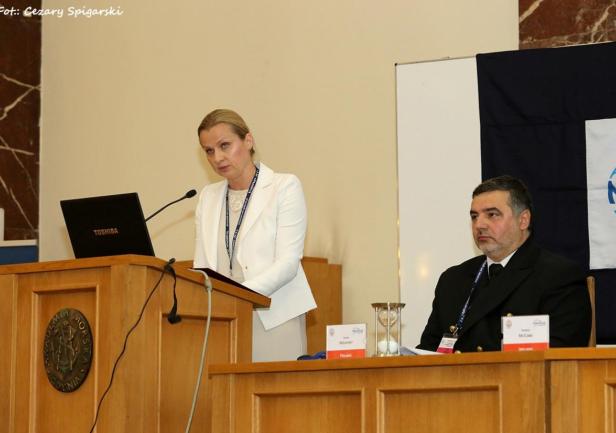 Wystąpienie profesor Doroty Pyć, obok przewodniczący Komitetu Organizacyjnego TransNav dr hab. inż.  kpt,ż.w. Adam Weintrit, prof. nadzw. AMG