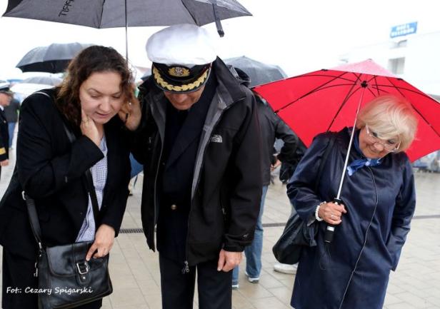 17.06.2016 - Nabrzeże Pomorskie, odsłonięcie tablicy upamiętniającej kapitana Wiktora Gorządka (z prawej strony Joanna Grajter - córka chrzestna Kapitana)