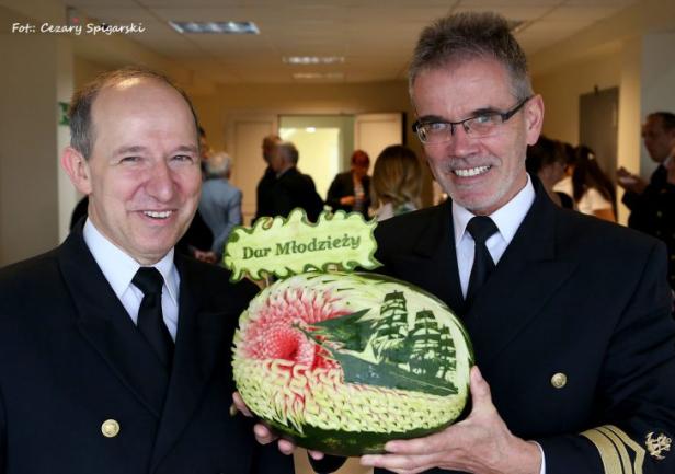 Panowie elekci - Rektor AMG i Dziekan WE z \"Darem Młodzieży\" wyczarowanym w arbuzie