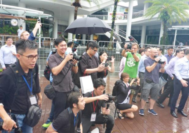 \"Dar\"w singapurskich obiektywach