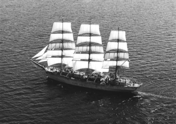 \"Dar Młodzieży\" podczas prób morskich - 1982 r. (fot. Krzysztof Kamiński)