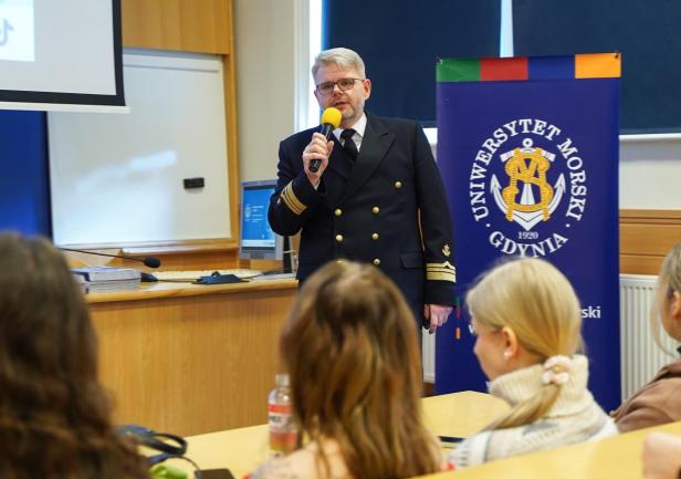 Dr hab. Sambor Guze, prof. UMG podczas prezentacji oferty edukacyjnej uczelni