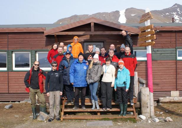 Autorka mgr inż. Joanna Patrzyk (biała czapka) przed budynkiem Stacji