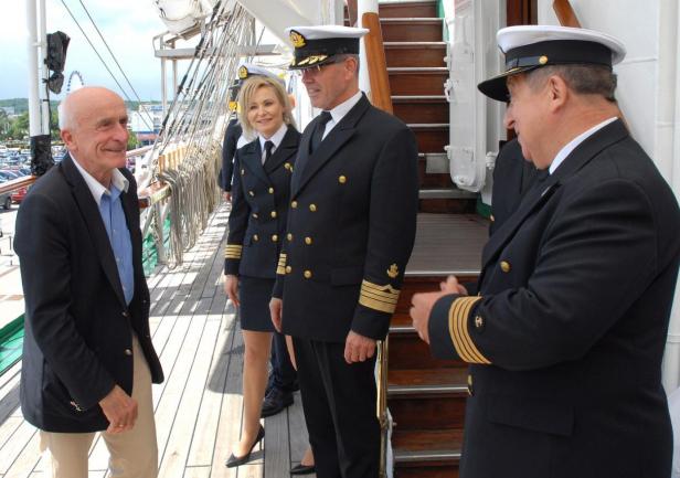 Powitanie na pokładzie Zygmunta Chorenia,  projektanta \"Daru Młodzieży\".....