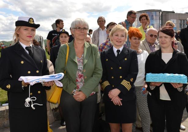 Flaga Gdyni i tort - urodzinowe trofea \"Horyzonta II\"