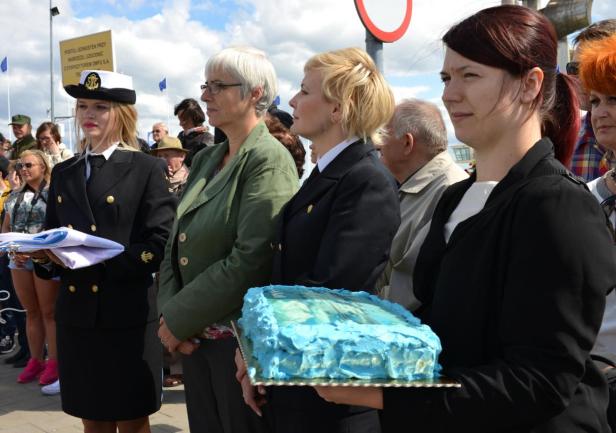 Flaga Gdyni i tort - urodzinowe trofea \"Horyzonta II\"