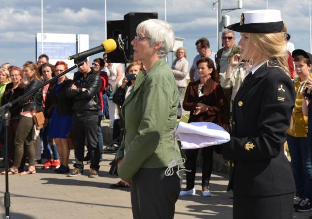 Joanna Zielińska, wiceprzewodnicząca Rady Miasta z życzeniami i flagą Gdyni dla \"Horyzonta II\"